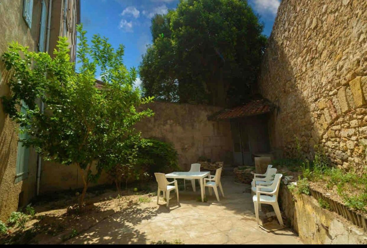 Du Forum,la Gare, 50 M2 , Climatisation, Garage, Cour Narbona